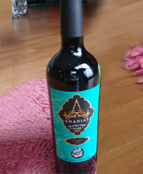 Ananías es un vino Malbec sedoso, delicado y frutado. 
Elaborado por expertos enólogos y bodegueros certificando el 100% de sus procesos y materias primas, hasta el corcho, libres de gluten.

Toda la expresión de nuestras uvas malbec mendocinas, hacen que este vino sea disfrutado por todos y en toda ocasión. Se vienen los brindis!